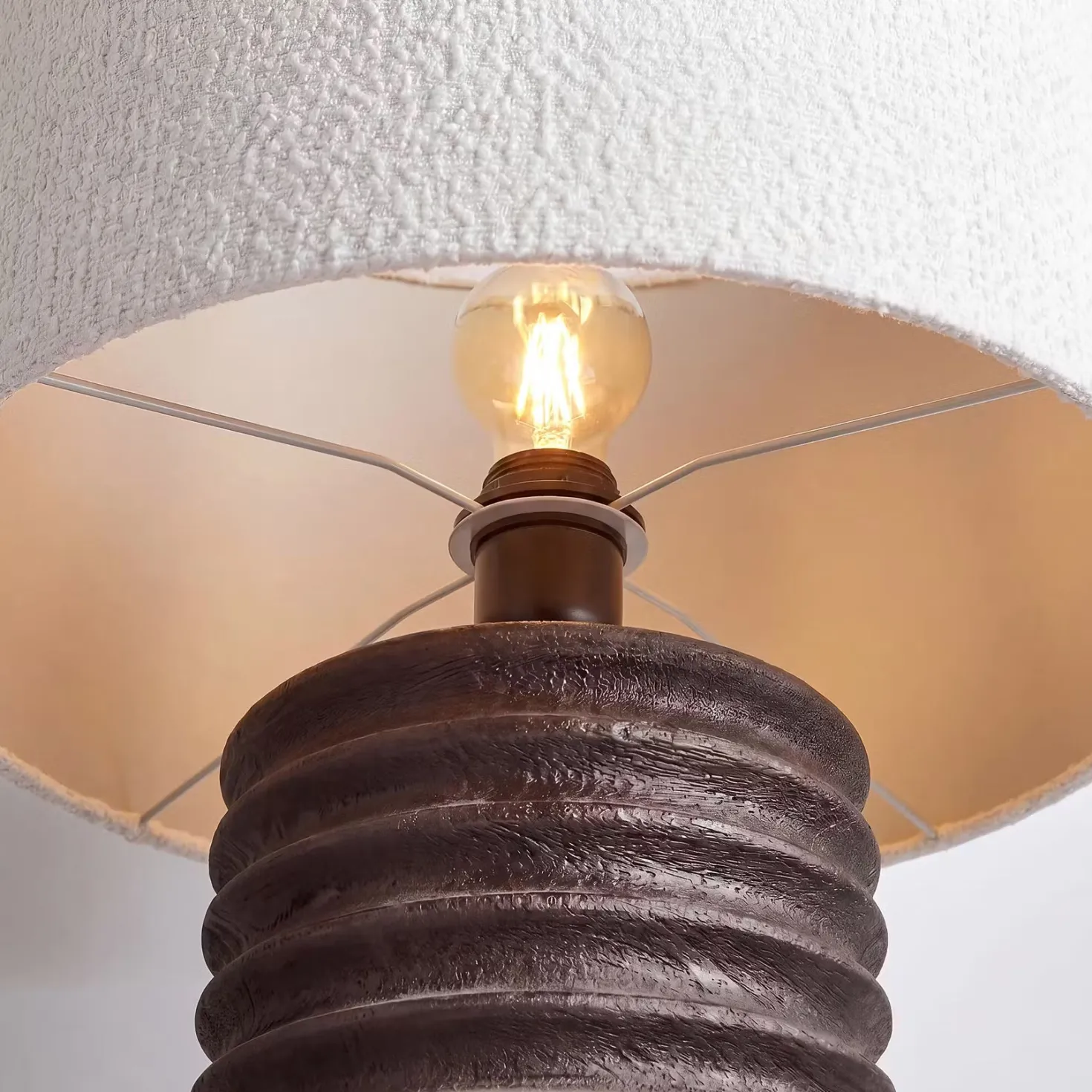 GROOVED Tischleuchte